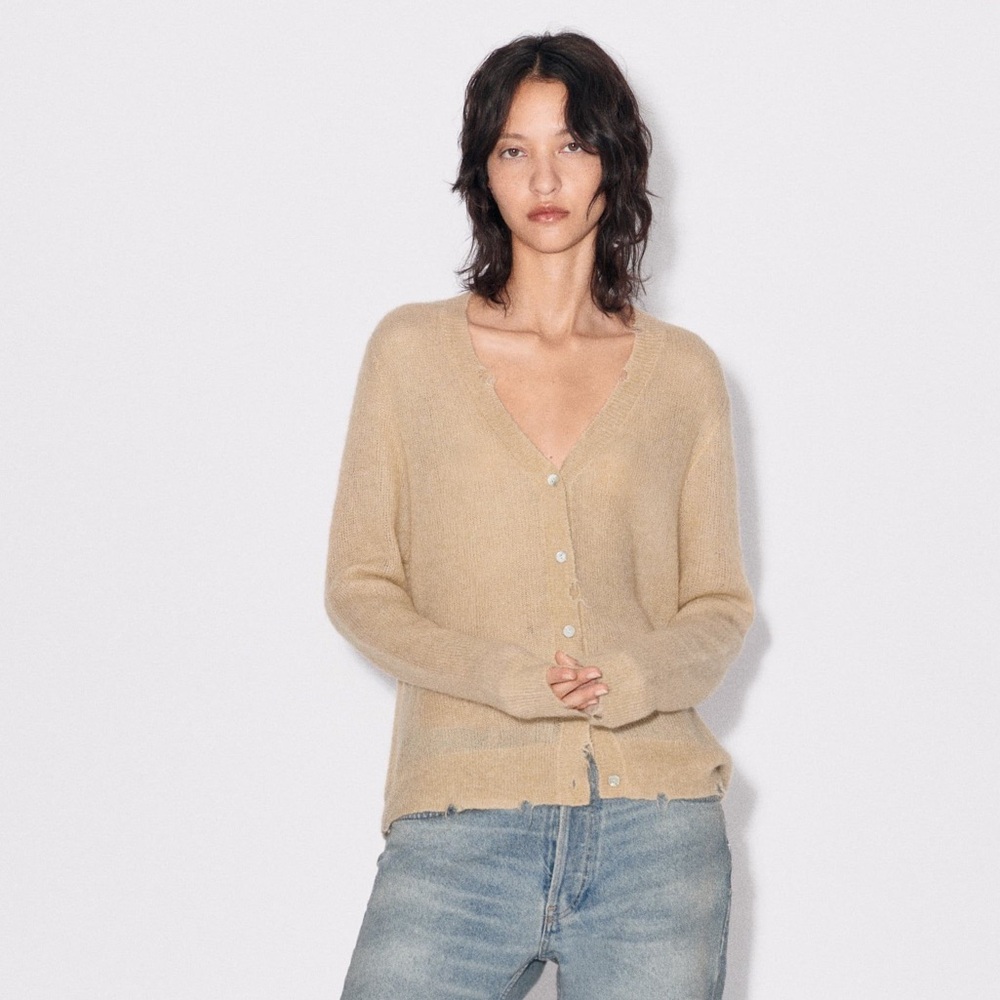 ZARA NWT wool distressed cardigan ripped style size M
Wool and Alpaca blend
